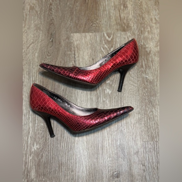 Donald Pliner Women's High Heel Shoes Red Snakeskin Python Foil
Metallic size 6 - Picture 12 of 17